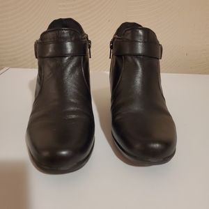 Naturalizer ladies ankle booties